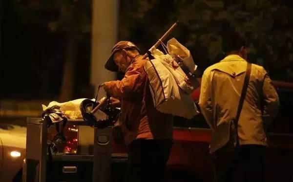 含著淚看完的！一位拾荒老人，溫暖了整個人間